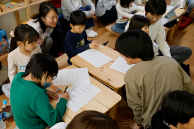 ワークシートでアイデア出しをする様子