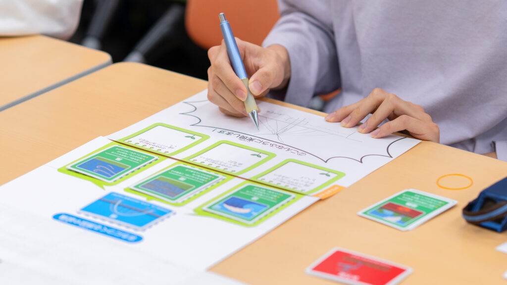 サスネタ！のワークシートに、まちづくりのアイデアをスケッチしている様子