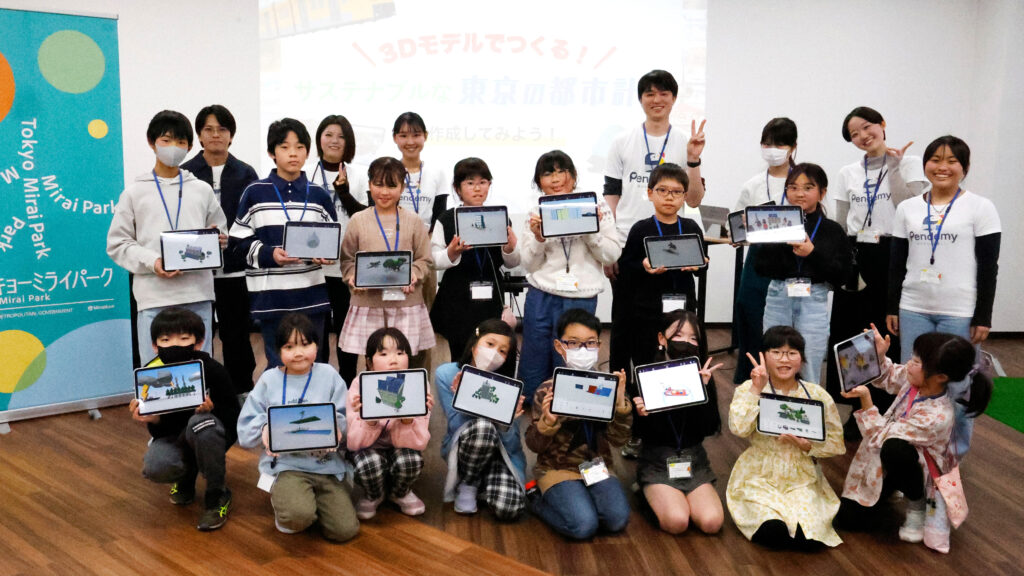 サステナブルなまちづくり教材「サスネタ！」で、環境・施設カードを並べて課題と解決アイデアを整理し、企画シートに記入している場面