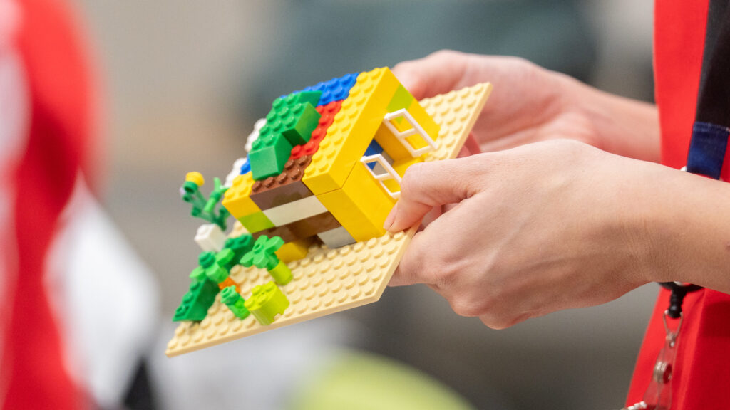 サスネタ！のアイデアをもとに、LEGOブロックで建物や緑地を組み立てて「まち」のプロトタイプを形にする場面