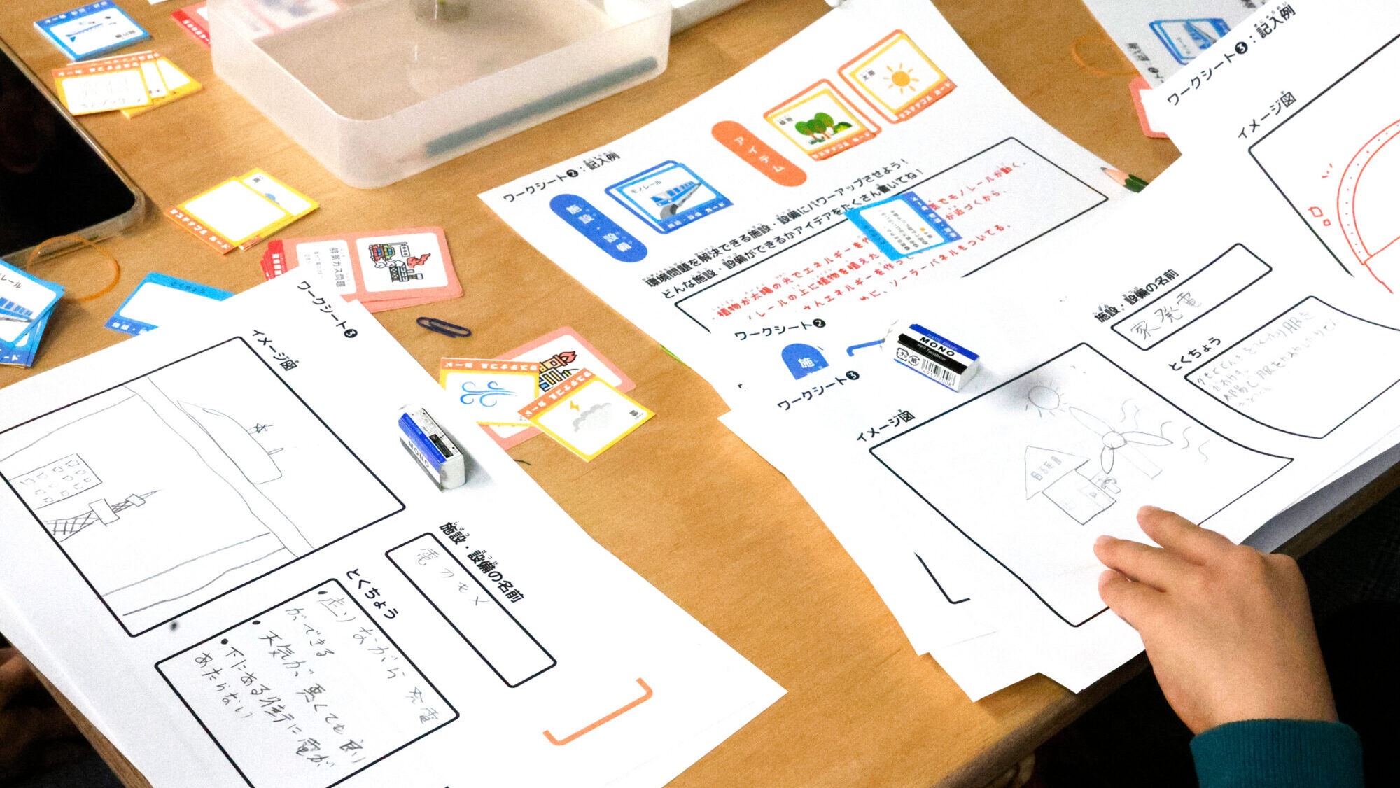 日本科学未来館でサステナブル建築を考えながら問いを深めていく子どもたち