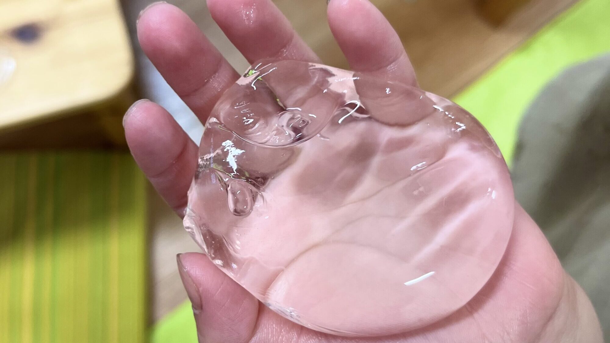 完成した透明でプルプルの掴める水（食べられる水）を手のひらに乗せている様子